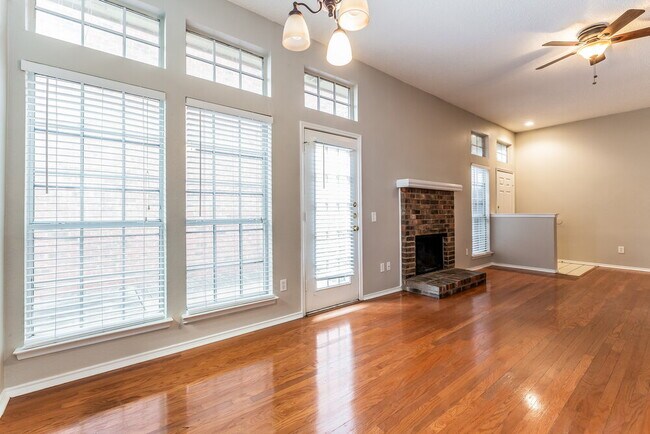 Foto del edificio - 1345 Overlook Dr