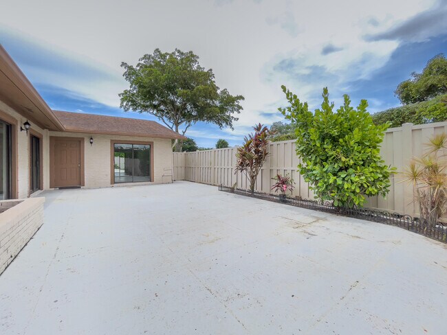 Foto del edificio - 9730 Boca Gardens Pkwy