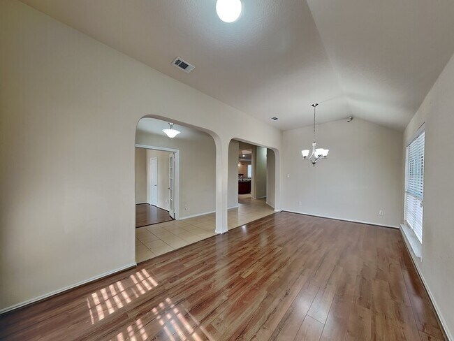 Foto del edificio - 1605 Grey Willow Ln