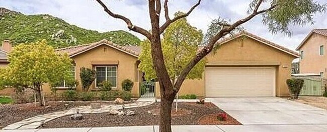 Building Photo - Beautiful Single-Story  4 Bed / 3 Bath Hom...