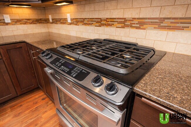 Foto del edificio - 2112 W Summit Pkwy