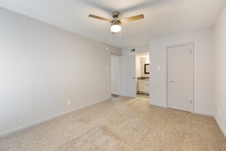 Building Photo - 8701 Town Park Dr