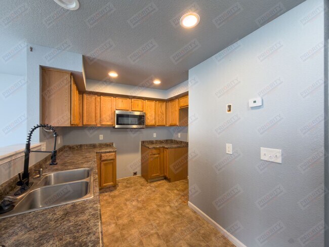 Foto del edificio - 3 bed, 2.5 bath townhouse with a 2 car garage