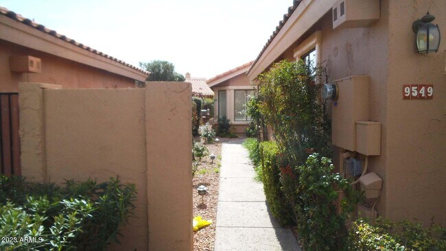 Foto del edificio - 9549 E Windrose Dr