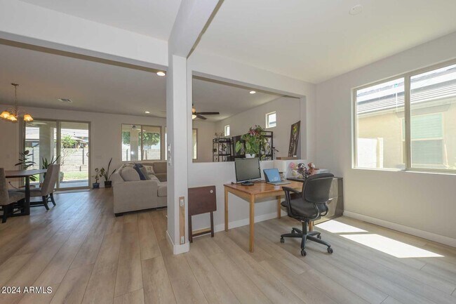 Foto del edificio - 17780 W Jessie Ln