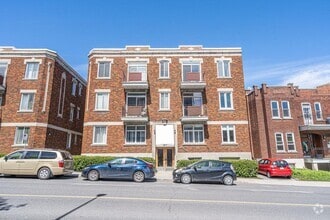 Building Photo - 3611 Boul Décarie