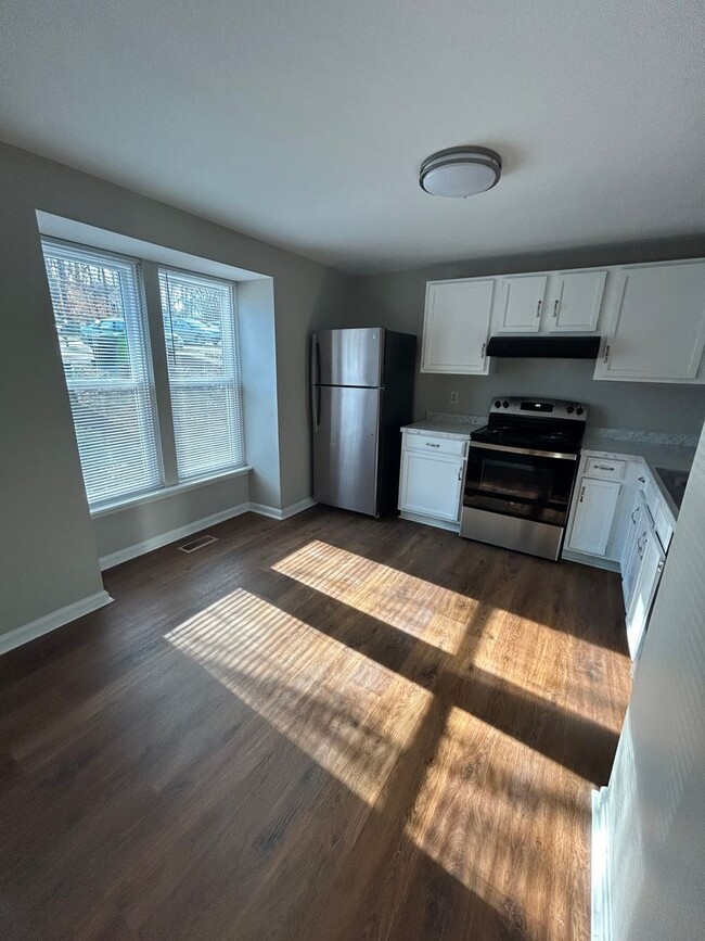 Building Photo - Spacious 3-Bedroom End-Unit Townhouse in P...