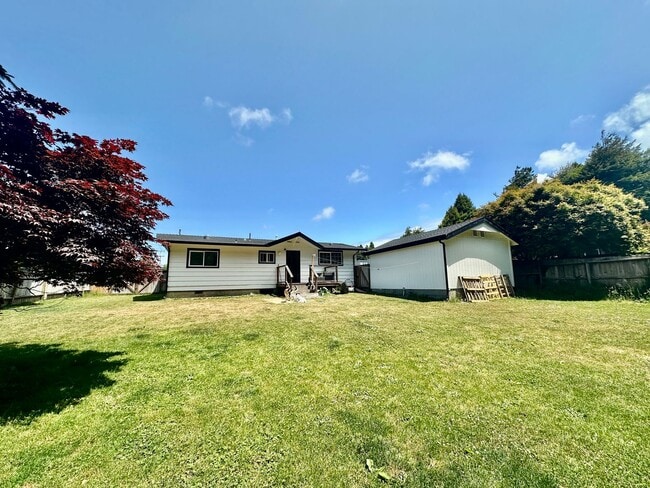 Building Photo - Beautifully Remodeled Home Backing Up to t...