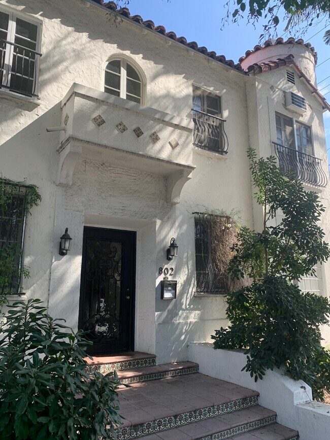 Foto del edificio - 802 N Sweetzer Ave