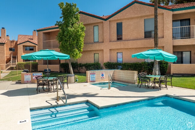 Piscina y spa - Emerald Pointe Apartments