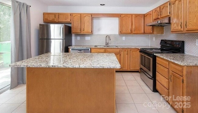 Building Photo - 3134 Summercroft Ln