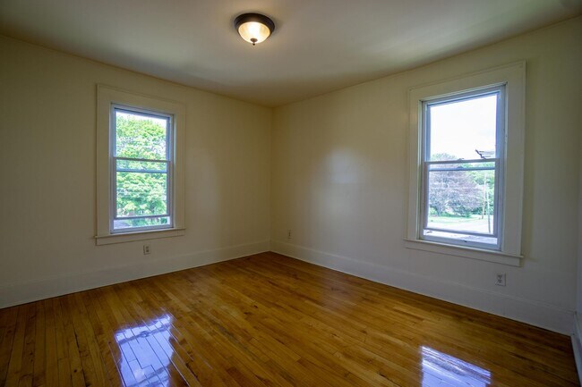 Building Photo - 2424 E Genesee St