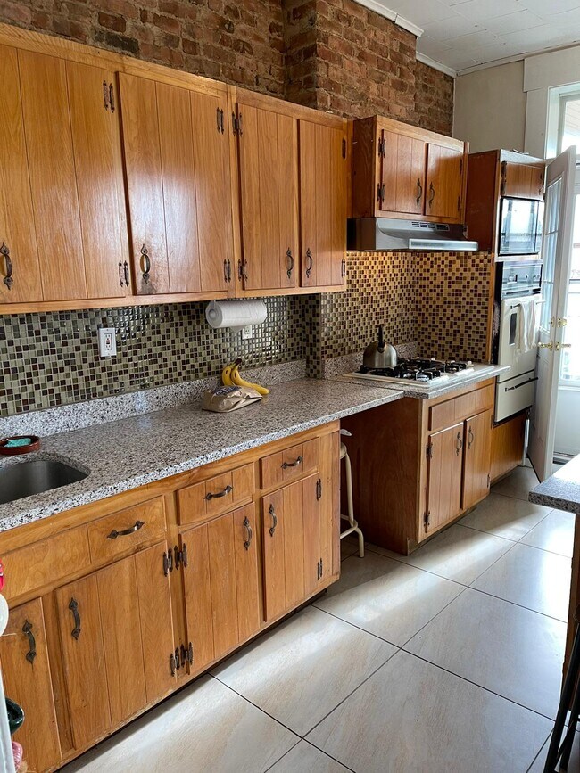 Apt 3 - 6072 69th Ave