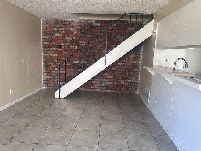 Building Photo - 3438 Rainbow Ln