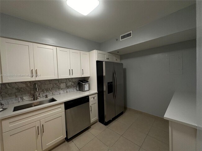 Building Photo - 4001 Hillcrest Dr