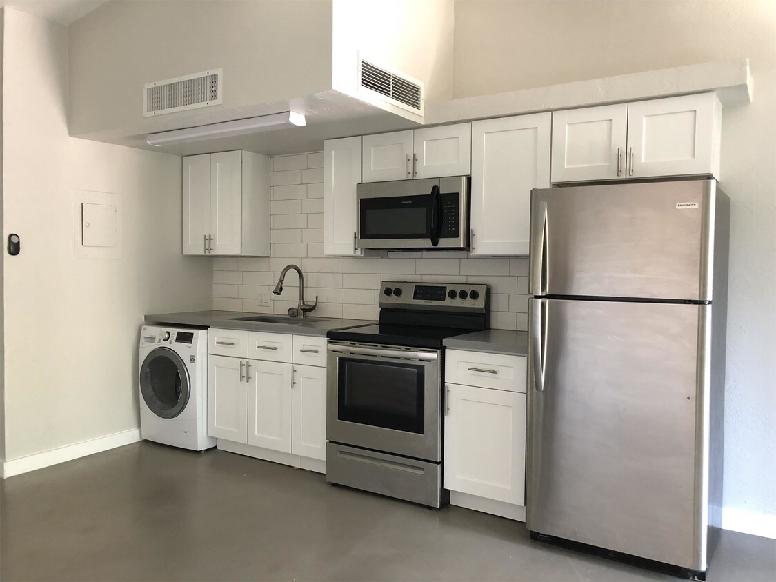 Primary Photo - 310 W Pasadena Ave