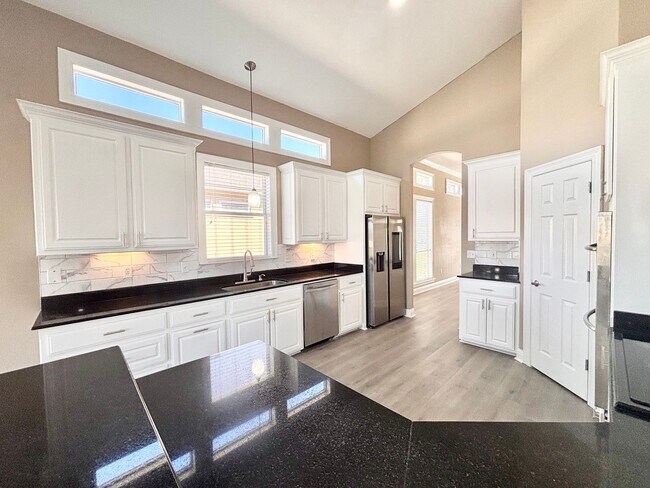 Foto del edificio - Stunning 5-Bedroom Home with Breathtaking Lake & Golf Course Views – Pelican Point Subdivision