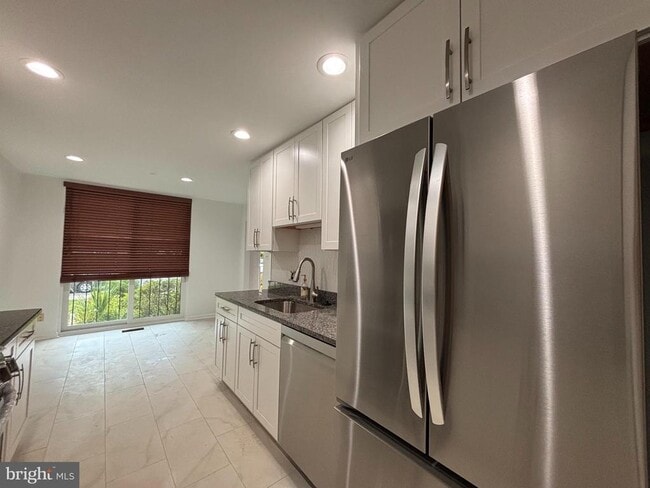 Foto del edificio - 8022 Inverness Ridge Rd