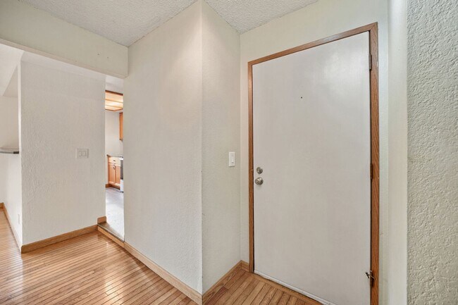Foto del edificio - AVAILABLE NOW! 2BR/2BA Condo – Awesome Location! Glossy Hardwoods, Granite Countertops, W/S/G Inc...