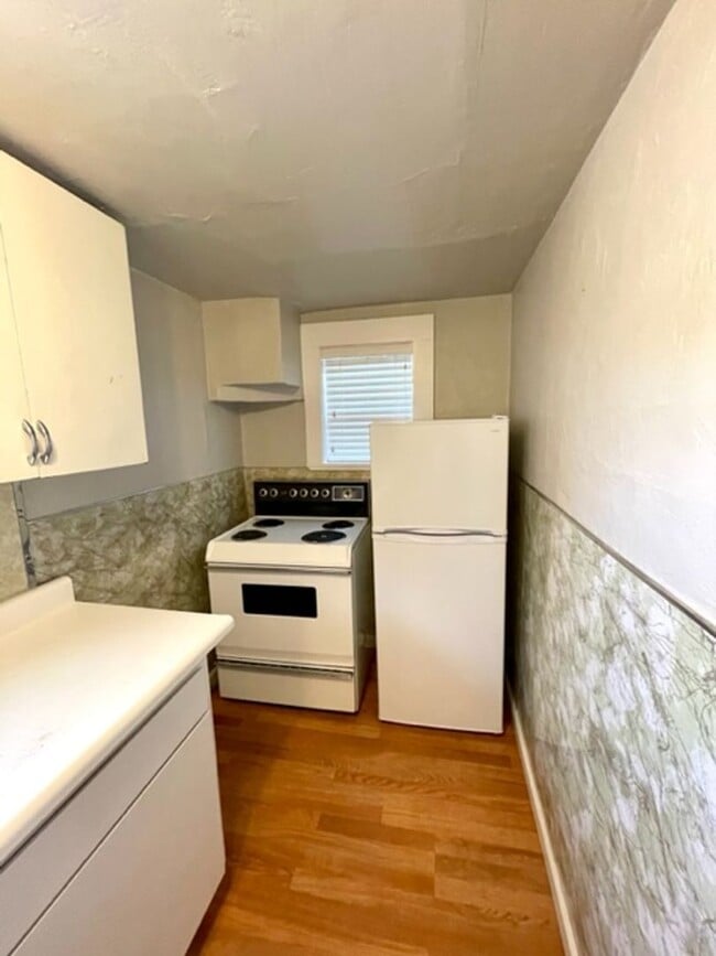 Building Photo - Cute westside cottage, close to downtown  ...