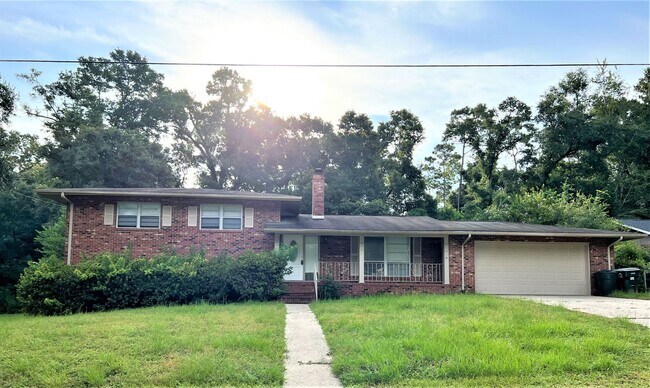 Building Photo - Large split level home in convenient locat...