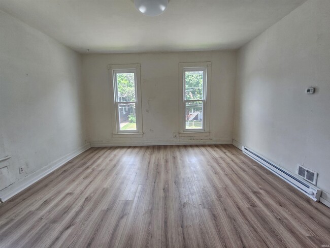Building Photo - 125 E Riverside Dr