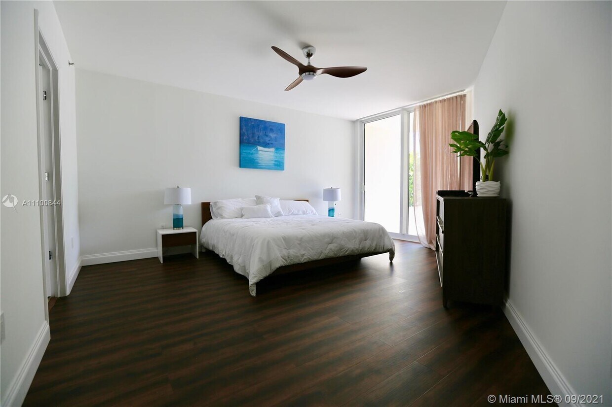 Foto principal - 19111 Collins Ave
