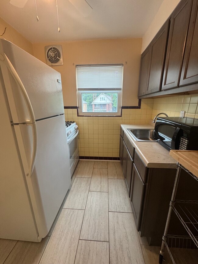Kitchen - 3410 Cleveland Ct Apartments