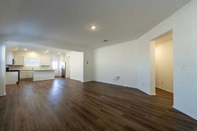 Foto del edificio - Charming Sunlit 4-Bedroom 2-Bathroom Home!