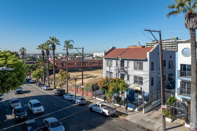 Vista de la calle - Parnassah Holdings