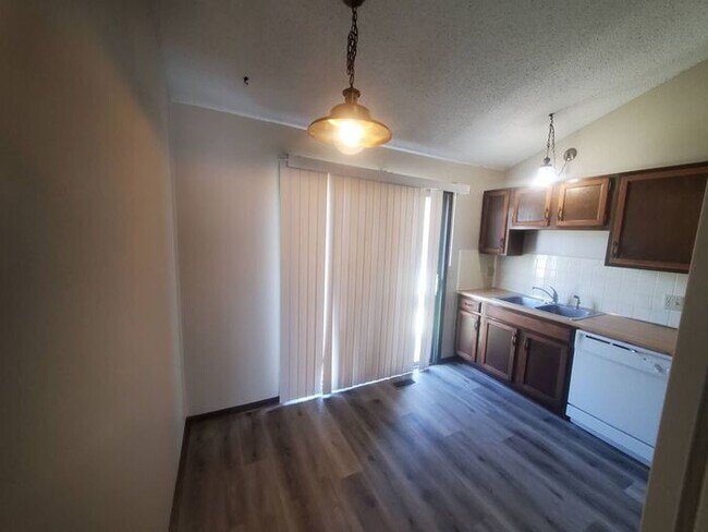 Building Photo - Cute 3 Bedroom / 1.5 Bathroom Duplex in Ol...