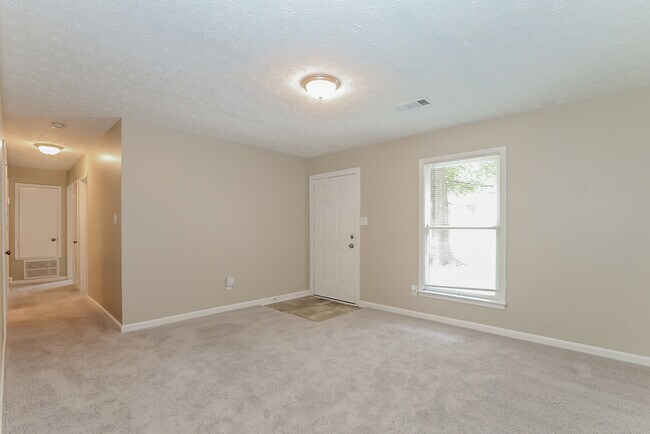 Building Photo - 570 Lakeridge Cir SE