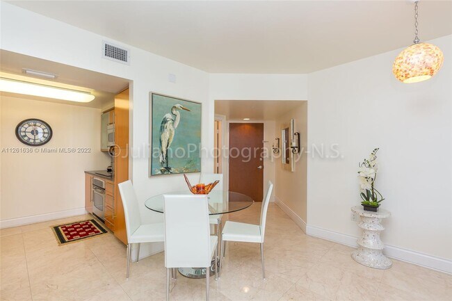 Foto del edificio - 6365 Collins Ave