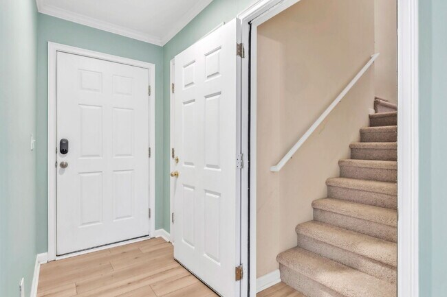 Foto del edificio - Spacious 3BR, 2BA Townhome with 2-Car Garage & Fireplace $1850/mo rent***