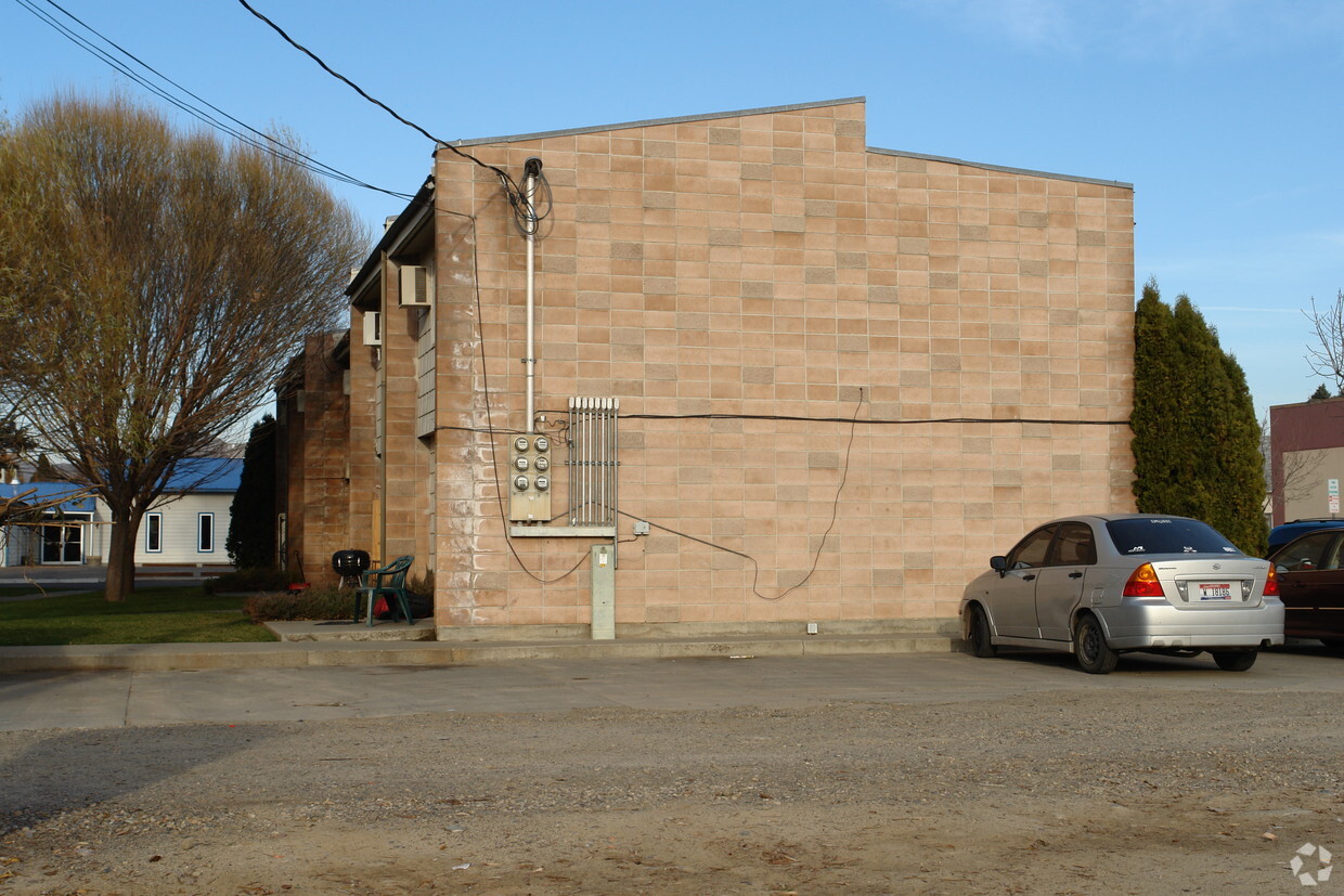 Building Photo - 651 State St