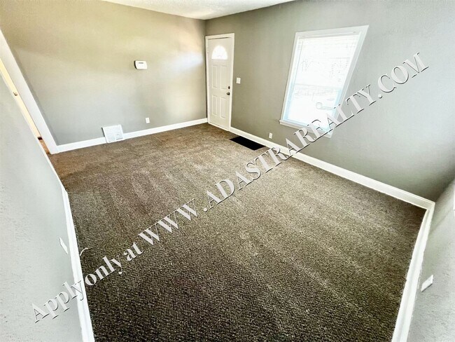 Building Photo - Beautifully Remodeled Duplex in KCMO-Avail...