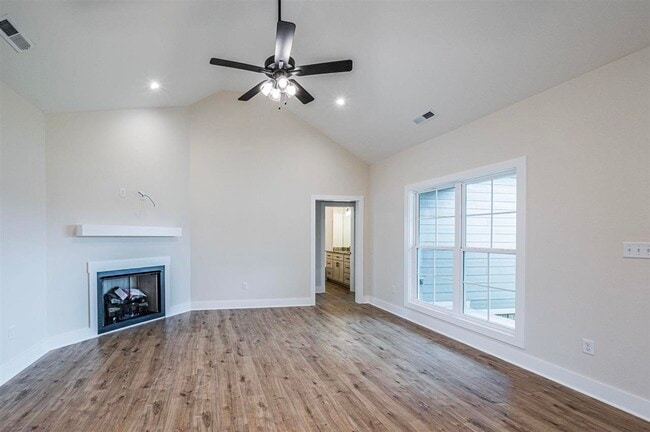 Foto del edificio - 2437 Topeka Rd