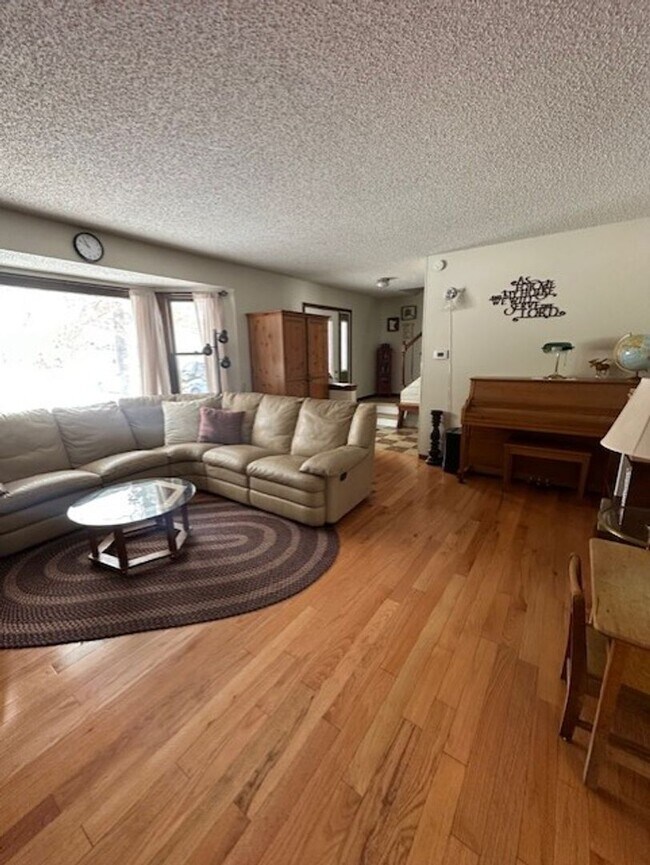 Foto del edificio - Spacious, Well Maintained Two Story House With 2 Car Attached Garage