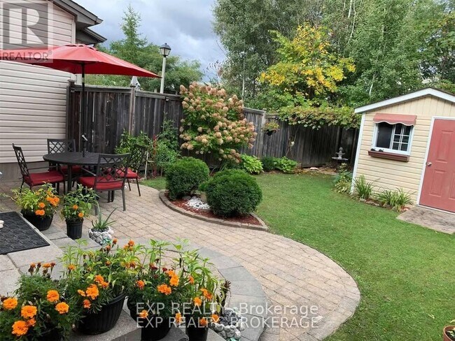 Photo du bâtiment - 742 Cedar Creek Dr