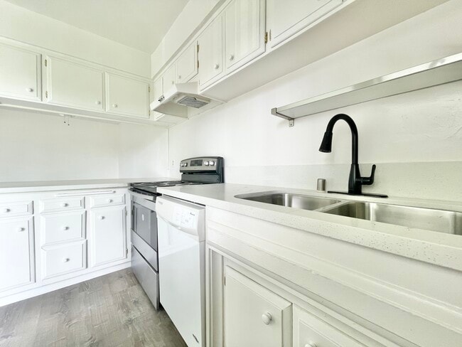 Building Photo - 8919 Harratt St