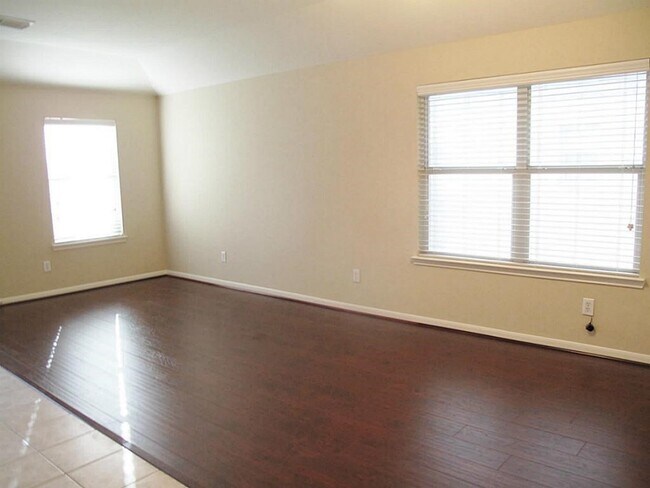 Foto del edificio - 2311 Enchanted Park Ln