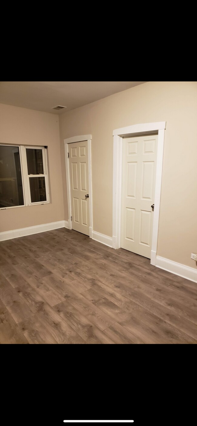 Building Photo - 5410 W Wrightwood Ave