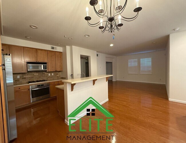 Foto del edificio - Prime location in Communications Hill with...