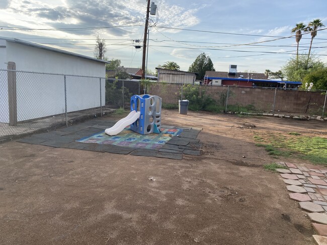 Building Photo - 2119 S Miramonte Stravenue