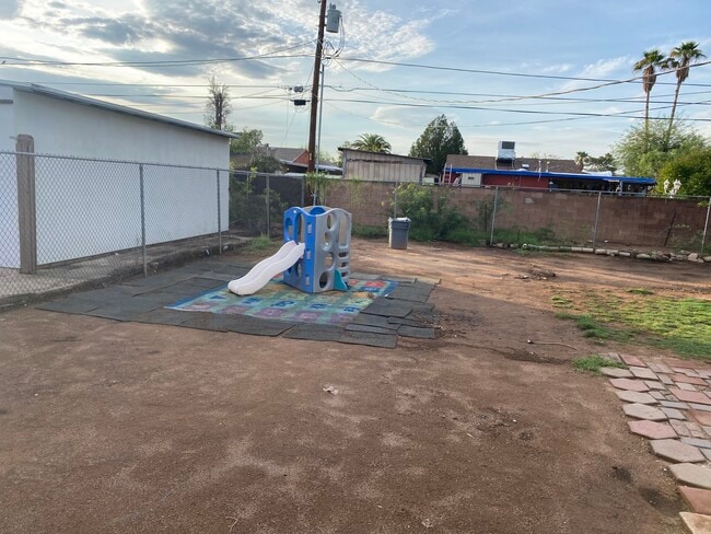 Foto del edificio - 2119 S Miramonte Stravenue