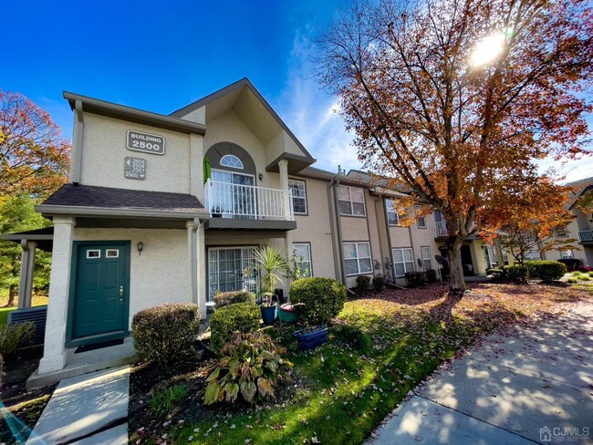 Foto del edificio - 2501 Commons at Kingswood Dr