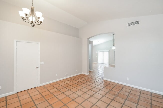 Building Photo - 6102 S Ashley Dr