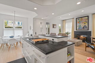 Building Photo - 835 Superba Ave