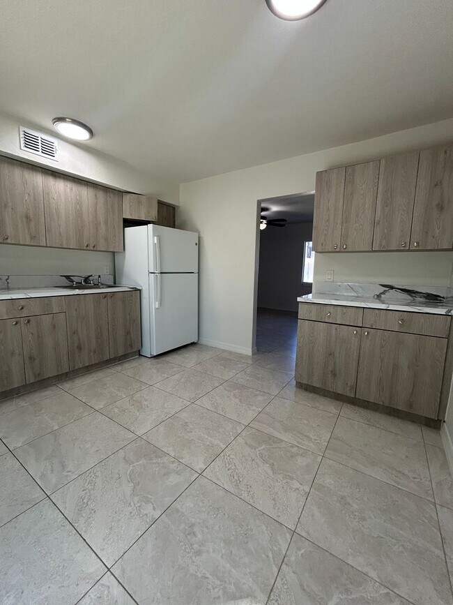 Building Photo - 2 bed 1 Bath Condo