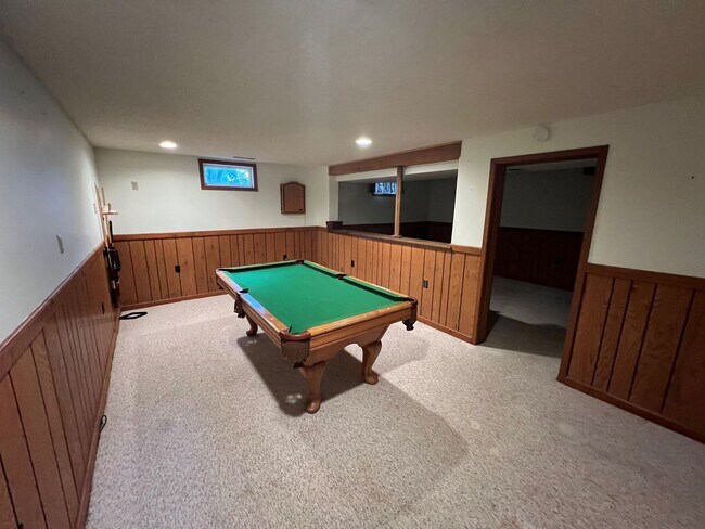 Building Photo - 2 BDRM, 2 BA, Full Basement, 1300 sqft